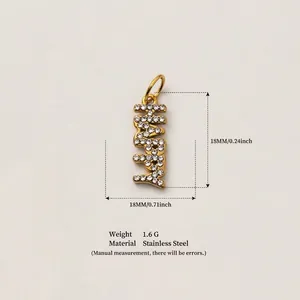 Détail d'un pendentif vertical HAPPY en acier inoxydable doré orné de strass brillants