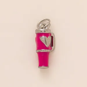 Primer plano detallado de un colgante de acero inoxidable esmaltado rosa con forma de taza y corazón