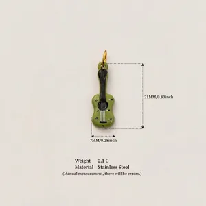 Vue détaillée du pendentif guitare en émail vert avec dimensions et matériau acier inoxydable