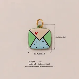 Vue détaillée d'un pendentif enveloppe carré de 15 mm avec dimensions du produit