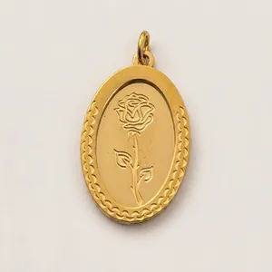 Gros plan d'un pendentif ovale doré avec gravure de rose et bordure texturée