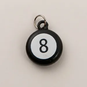 Vue détaillée d'un pendentif boule 8 en acier inoxydable noir avec anneau argenté