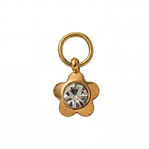 Dettaglio di un ciondolo a fiore in acciaio inossidabile placcato oro 18K con gemma.