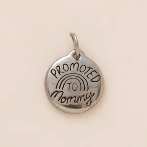 Detalle del colgante redondo de acero inoxidable plateado grabado Promoted to Mommy