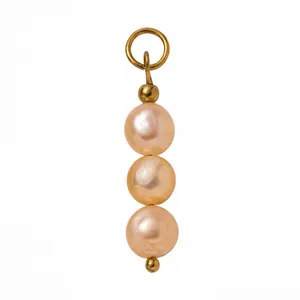 Vista ravvicinata del pendente placcato oro 18K con tre perle rosa per gioielli fai-da-te