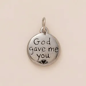 Vista detallada de colgante redondo de acero con grabado God gave me you