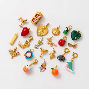 Sammlung bunter Emaille- und vergoldeter Tier- und Frucht-DIY-Anhänger