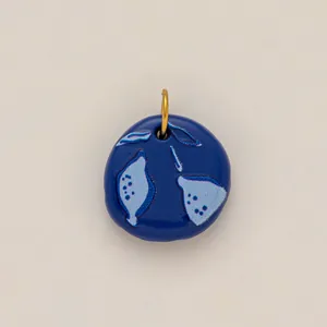 Pendentif artisanal en céramique bleue avec imprimé citron et anneau doré 18 carats