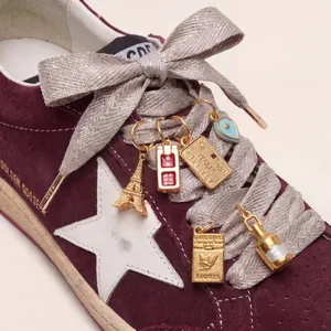 Lot de 6 breloques dorées DIY pour chaussures avec Tour Eiffel et étiquette Italie.