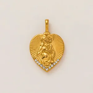 Élégant pendentif cœur doré avec relief de la Vierge Marie et strass blancs brillants