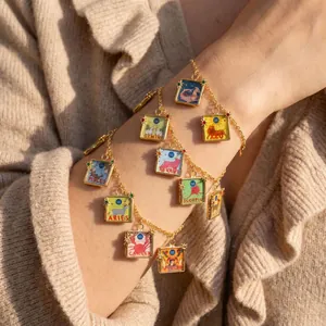 Detailansicht goldener Armbänder mit bunten Anhängern der zwölf abstrakten Tierkreiszeichen