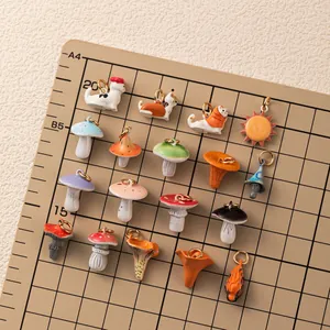Assortiment de breloques en émail champignons et chats pour la création de bijoux DIY