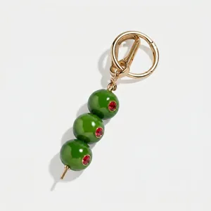 Gedetailleerde weergave van de groene olijf tasbedel met goudkleurige metalen hardware