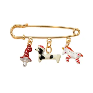 Broche épingle à nourrice en émail peint à la main avec breloques champignon et chien
