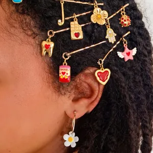 Dettaglio di vari ciondoli in acciaio inossidabile placcati oro come accessori capelli