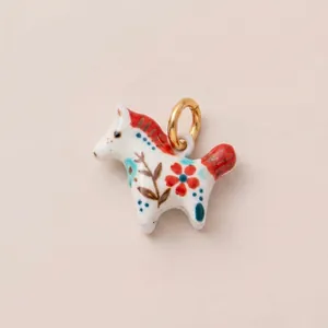 Pendentif cheval en céramique fleurie avec anneau doré pour création de bijoux DIY.