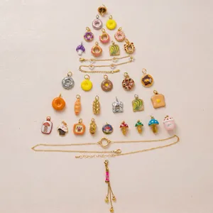 Vue détaillée de pendentifs en émail aux motifs de desserts et d'aliments disposés de façon créative