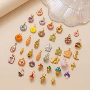 Collection variée de breloques colorées sur le thème des desserts pour bijoux DIY.