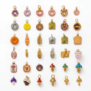Vue détaillée d'une collection de divers pendentifs de desserts pour bijoux faits main