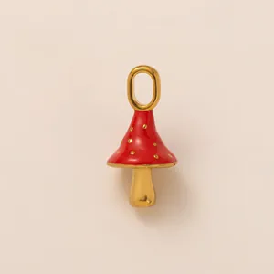 Vue macro d'un pendentif en émail champignon rouge et doré pour accessoires de bijoux