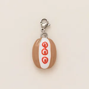 Vue détaillée d'un pendentif en forme de hot-dog avec fermoir mousqueton pour bijoux DIY