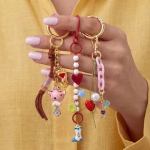 Detalle de primer plano de dijes para bolsos DIY chapados en 18K y accesorios para llaveros