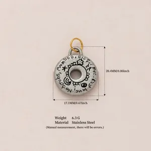 Vue détaillée d'un pendentif donut en acier inoxydable avec dimensions et poids.