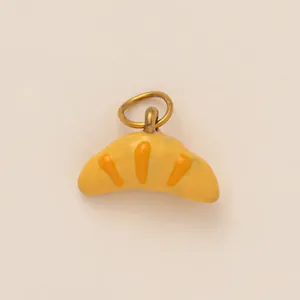 Dettaglio macro di un ciondolo a forma di croissant giallo per la creazione di gioielli