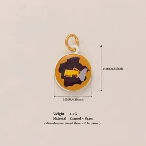 Détail du pendentif en émail et laiton avec les spécifications de taille