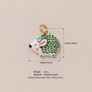 Vue détaillée du pendentif hérisson en acier avec dimensions de 18 mm et poids de 3,6 g