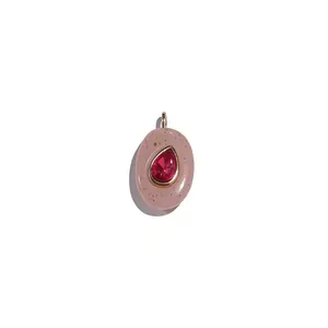 Ciondolo ovale placcato oro 18 carati con base rosa e una gemma rossa a forma di goccia d'acqua.