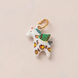 Pendentif poney blanc cartoon avec motifs colorés et anneau plaqué or 14 carats