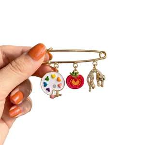 Broche épingle à nourrice dorée avec palette de peinture, tomate et breloque léopard