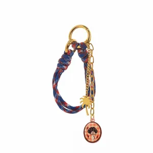 Vista dettagliata del ciondolo vintage per borsa con charms a fungo e palma da cocco