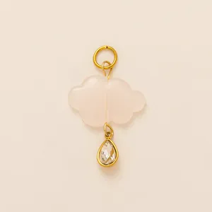 Elegante lichtroze wolken hanger met een bungelend gouden druppelvormig kristal
