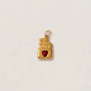 Primo piano di un ciondolo a forma di cioccolato placcato oro 18K con cuore rosso
