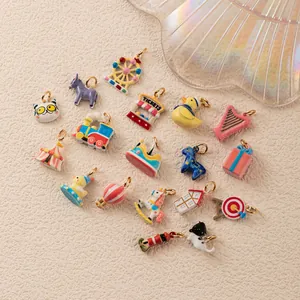 Collection de breloques en émail coloré pour bijoux DIY sur le thème de la fête foraine.