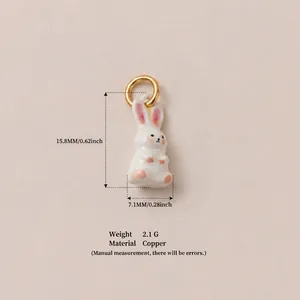Pendentif charm lapin blanc miniature en cuivre avec anneau plaqué or de 15,8 mm