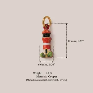 Vue macro détaillée d'un pendentif phare coloré en cuivre avec taille et poids.