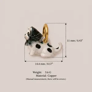 Vue détaillée d'un pendentif chien dalmatien fait main avec dimensions et spécifications