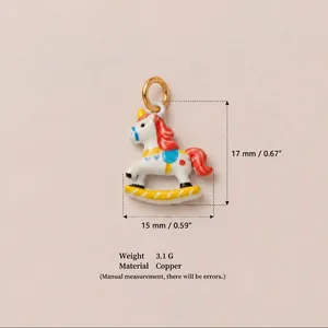 Détail d'une breloque cheval à bascule en émail coloré montrant les dimensions et le poids