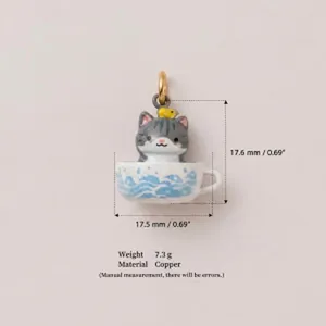 Détail montrant les dimensions de 17,6 mm d'un pendentif chat dans une tasse en cuivre