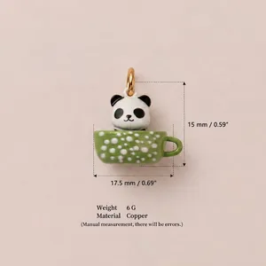 Pendentif panda dans tasse en cuivre détail avec dimensions 15mm hauteur et 17.5mm largeur