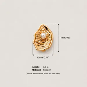 Detaillierte Ansicht der goldenen Muschel-Sandalenschnalle mit Perle, Maße 14mm x 10mm