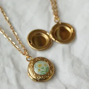 Vintage vergoldetes rundes Medaillon mit floralem Emaille, zeigt offene und geschlossene Ansichten