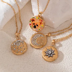 Collares de relicario dorados personalizados con diseños de luna, estrella y mascota.