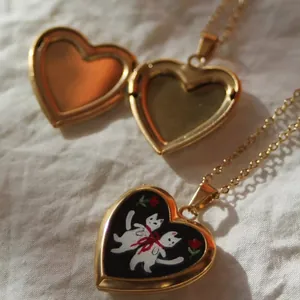 Goldene Herz-Medaillon-Halskette mit Katzen-Emaille-Design und Blick ins Innere.