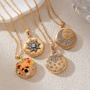 Collar con Colgante de Relicario Redondo de Cobre Bañado en Oro de 18K Vintage Con Luna Estrella Perro de Diamantes de Imitación Joyería para Mujer