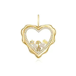 Gros plan d'un médaillon en forme de cœur en or 18 carats avec des breloques DIY