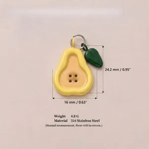Peervormige roestvrijstalen fruithanger met gele emaille afwerking en groen blaadje.